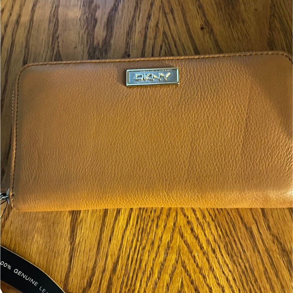 Dkny wallet nwt